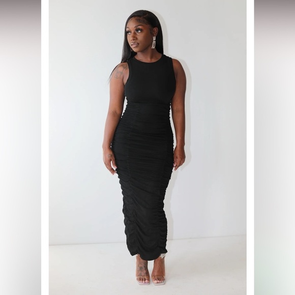 Dresses & Skirts - Ruched midi dress size small